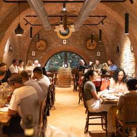 Cata de vinos en una bodega histórica de Florencia