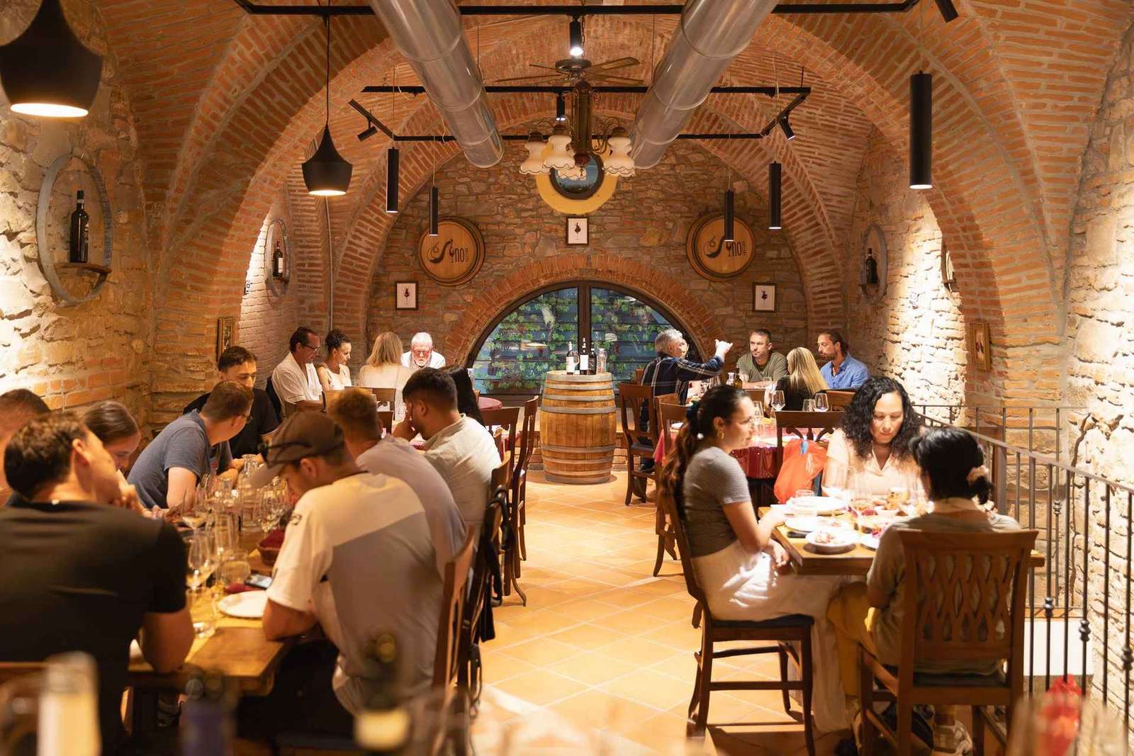 Cata de vinos en una bodega histórica de Florencia
