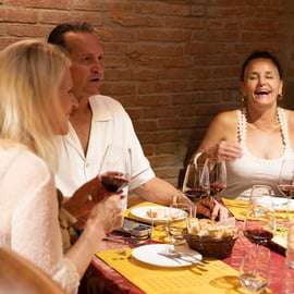 Cata de vinos en una bodega histórica de Florencia