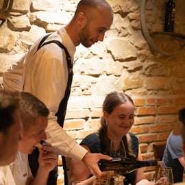 Cata de vinos en una bodega histórica de Florencia